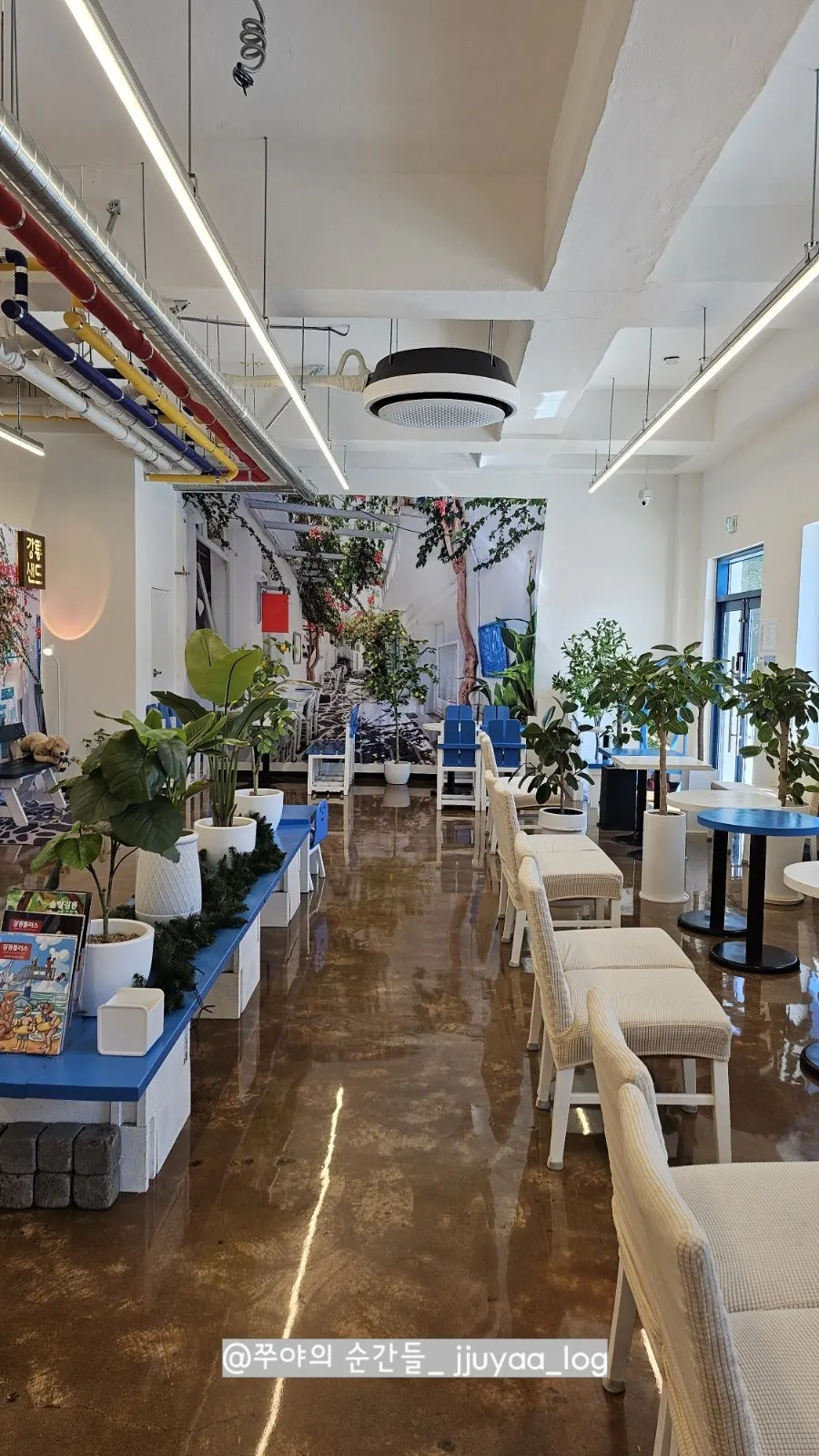 2nd floor café seating with tables for 2 to 4 people