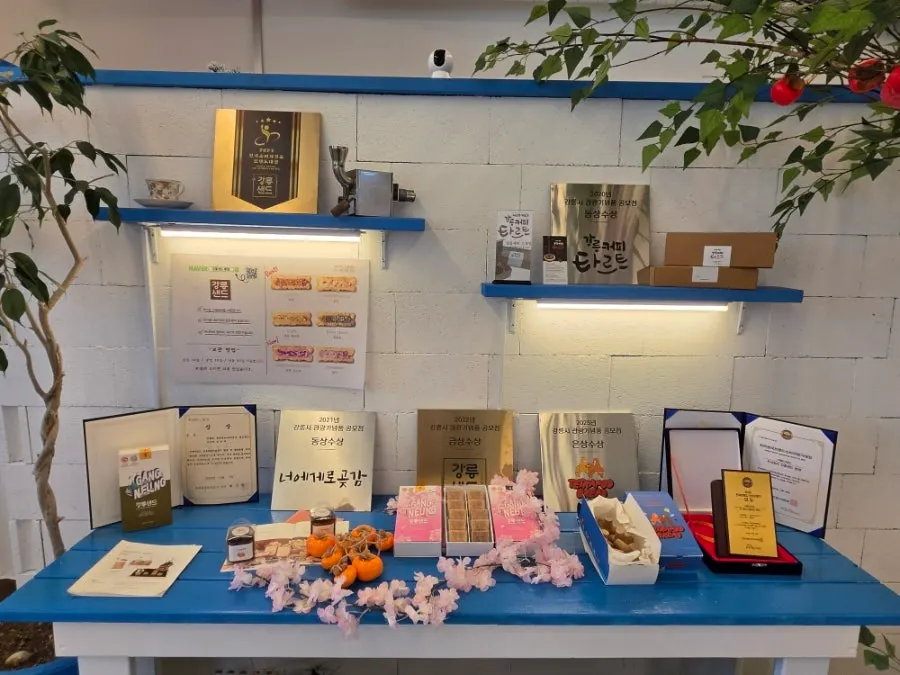 Interior of the 2nd-floor café at Gangneung Sand Main Branch