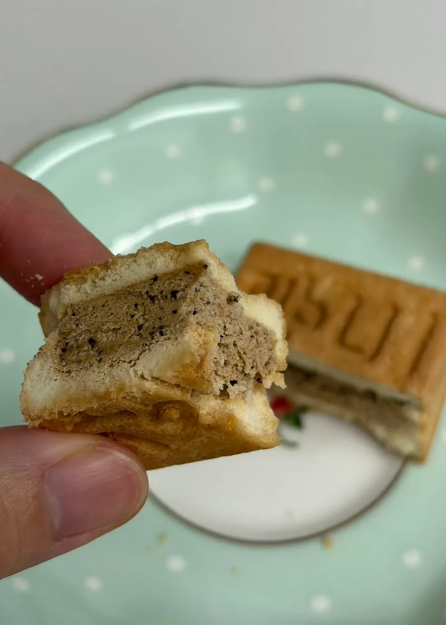 접시에 담은 딸기맛 강릉샌드