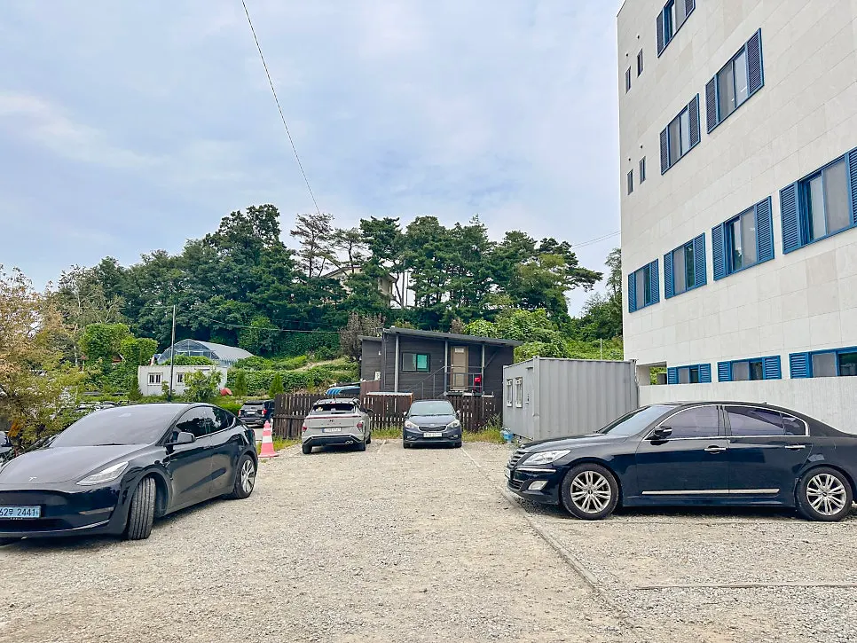 Gangneung Sand Main Branch's dedicated parking lot and surrounding street