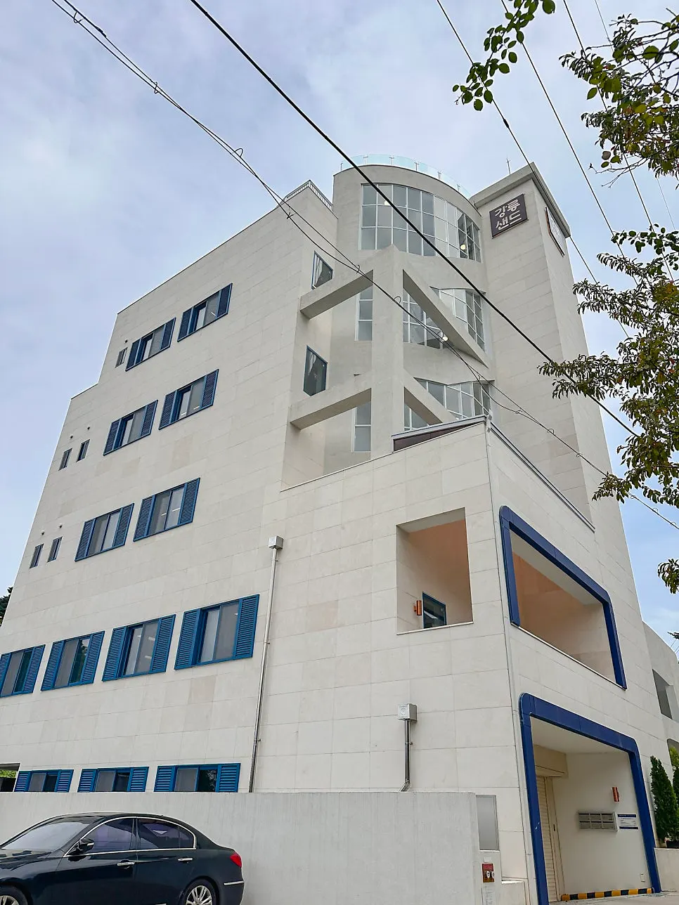 Santorini-style three-floor building exterior of Gangneung Sand Main Branch