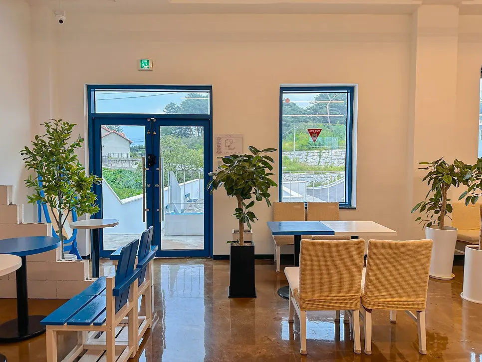 Café interior at Gangneung Sand Main Branch where guests enjoy drinks and sand cookies