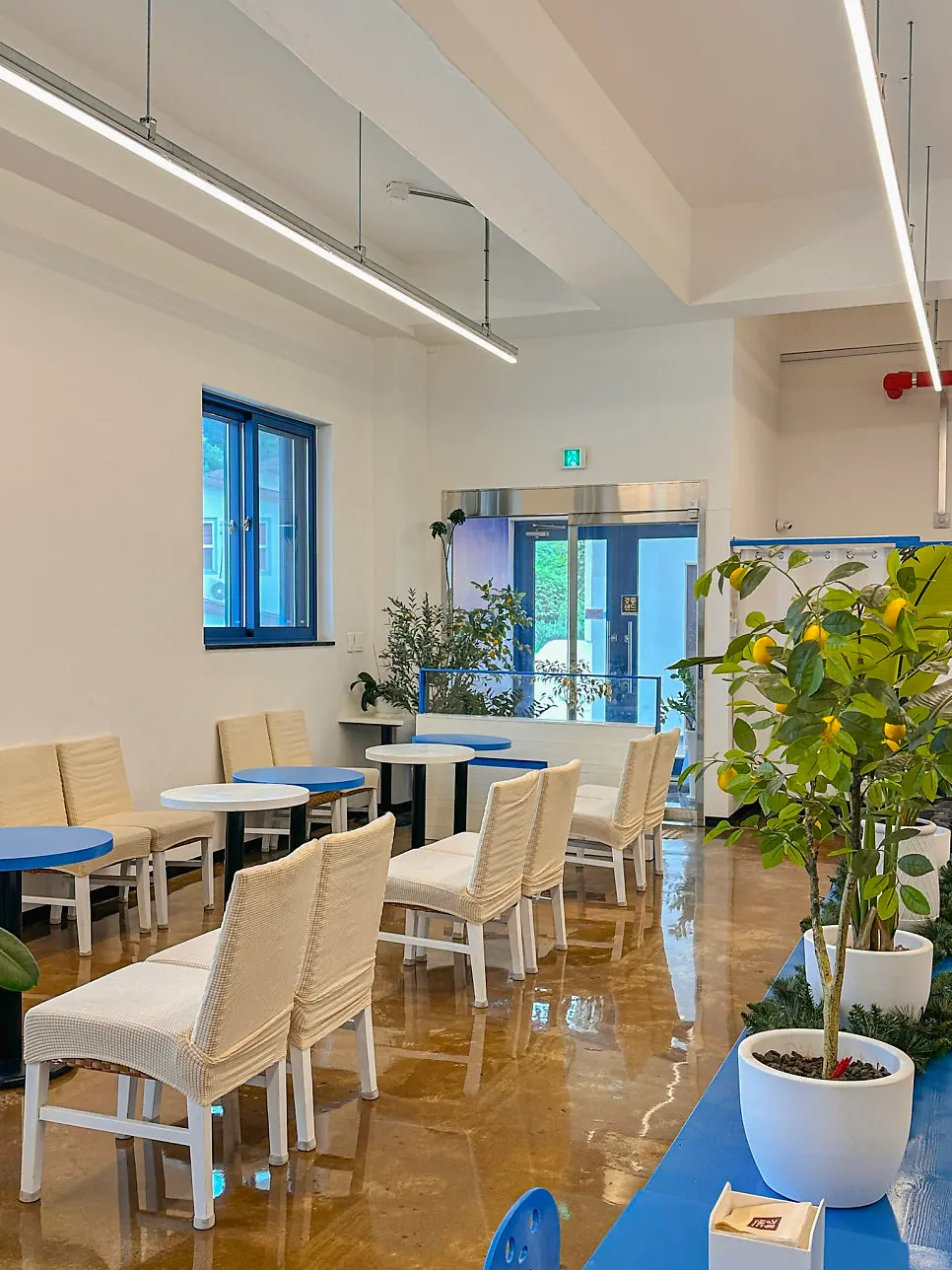 Art and photo exhibit space on the 1st floor