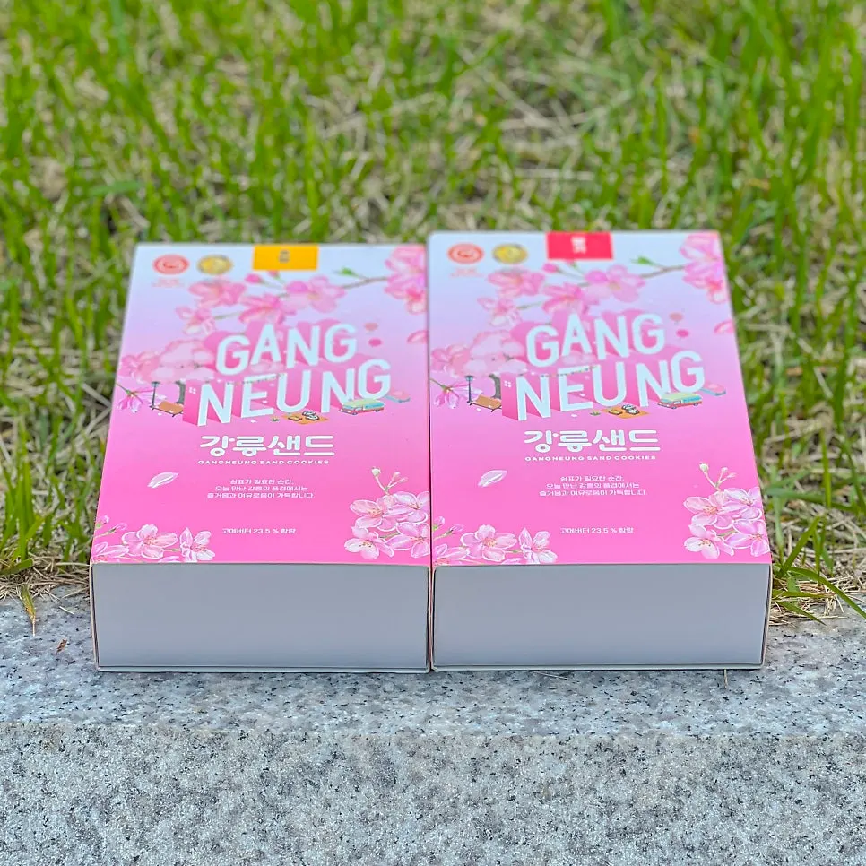 Chosen boxes of strawberry and corn flavor Gangneung Sand