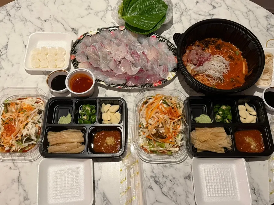 Hotel-friendly sashimi takeout arrangement