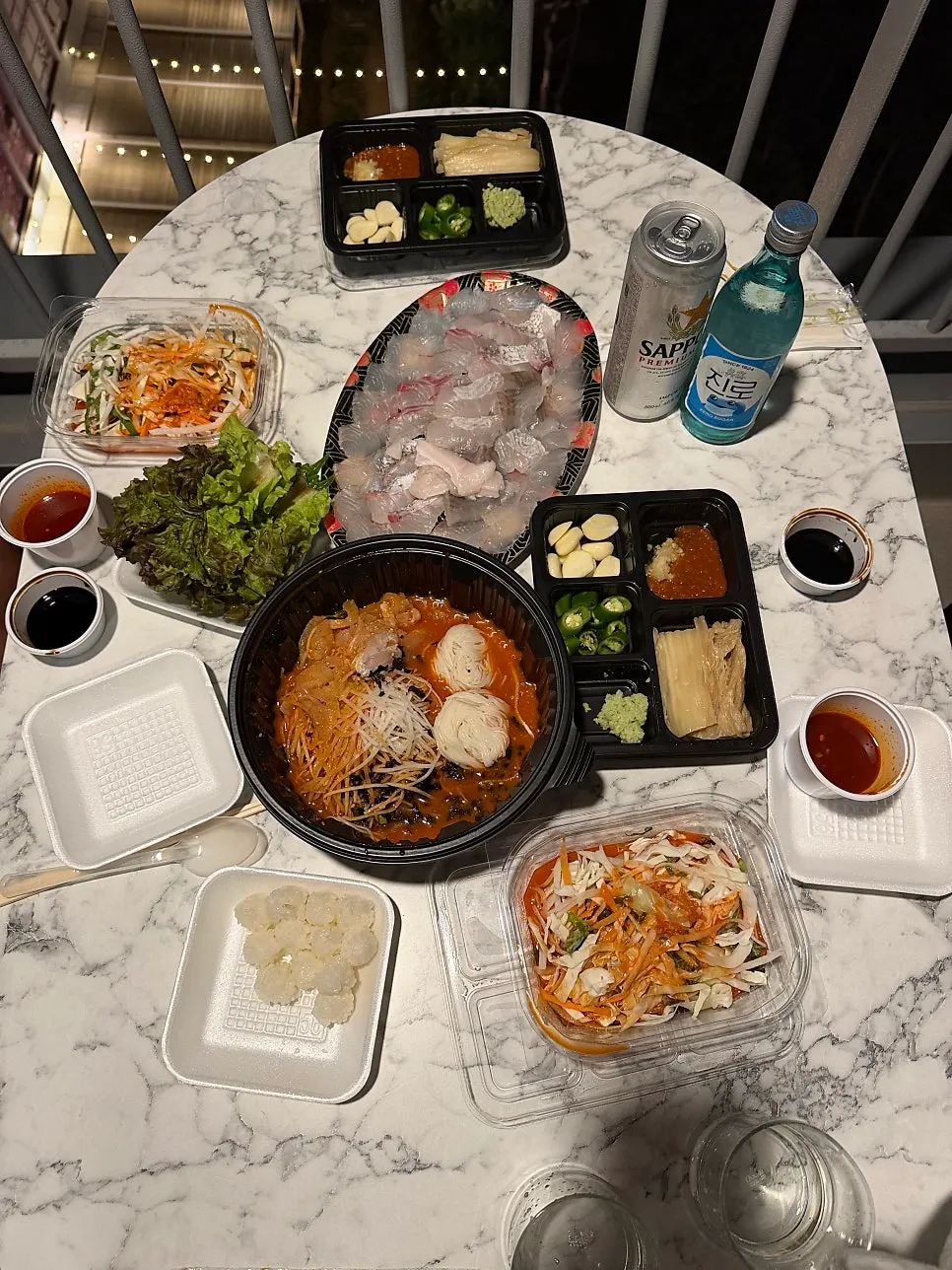숙소 테라스에 차린 포장 회