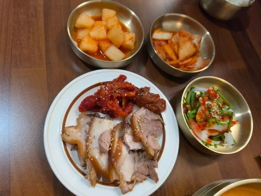 콩나물 추가한 얼큰해장국밥 한 그릇