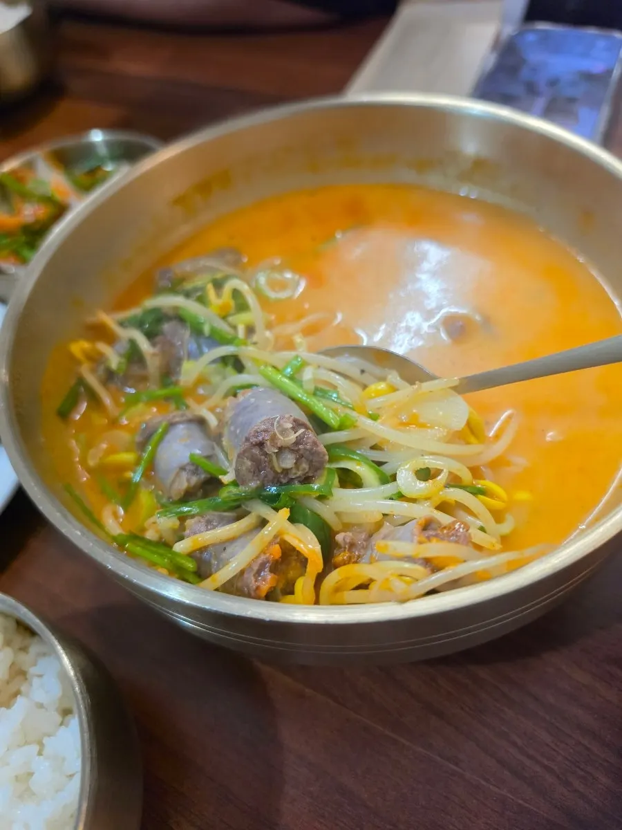 국밥과 반찬이 차려진 한 상