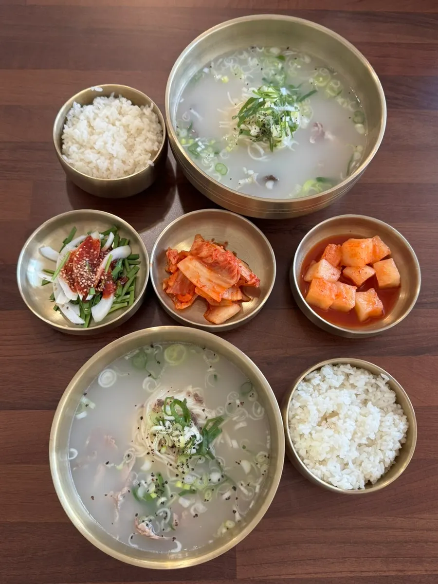 소머리국밥과 한우사골곰탕 한 상 차림