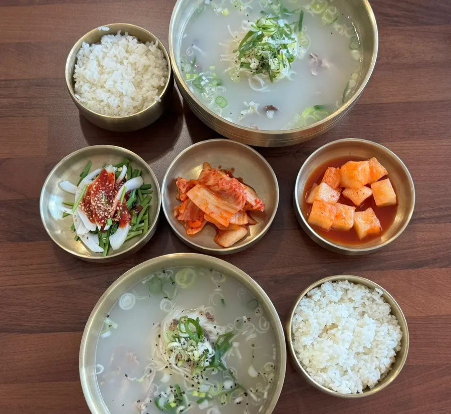 김치와 깍두기, 부추무침 밑반찬