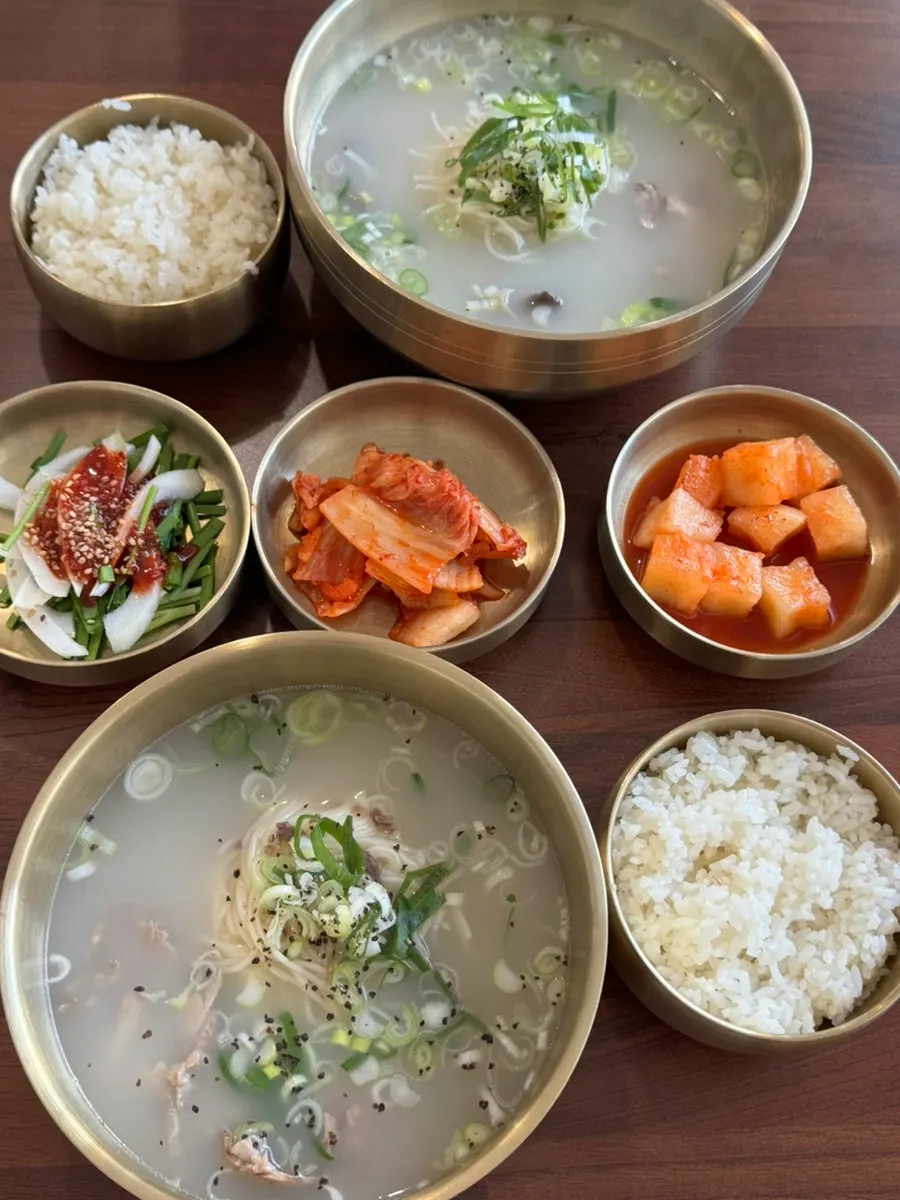 뽀얀 국물의 한우사골곰탕 한 그릇