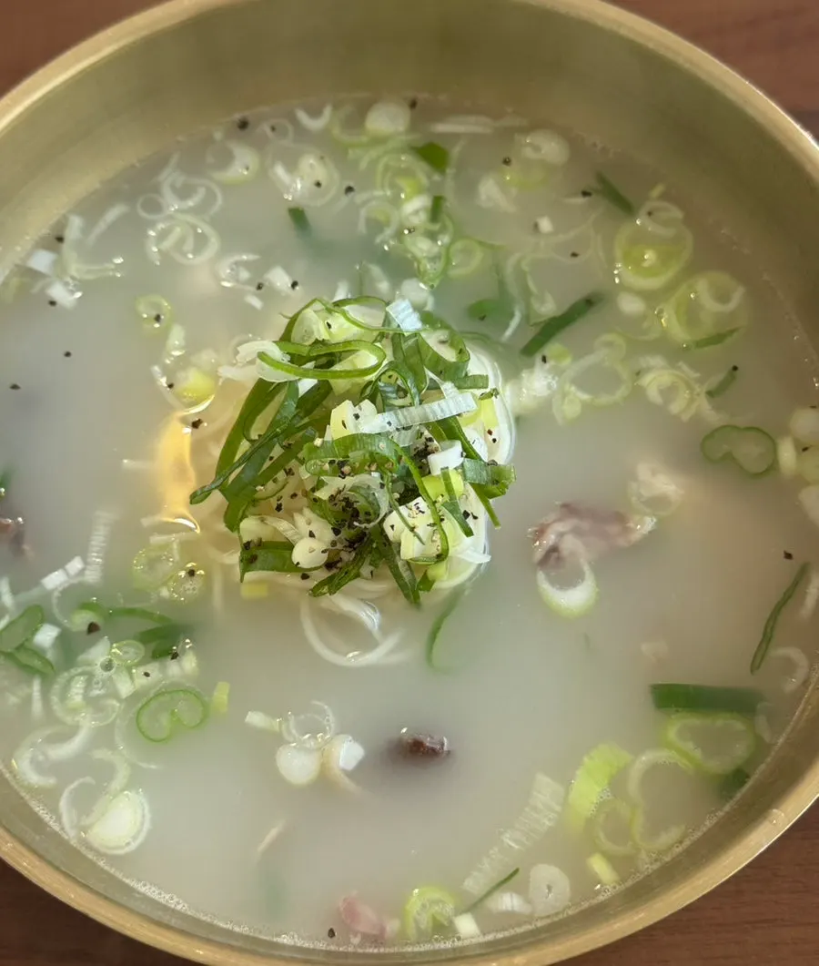 숟가락으로 떠올린 진한 곰탕 국물