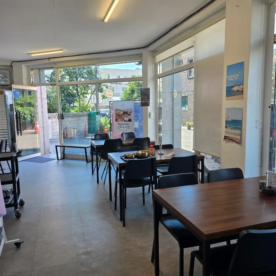 Gukbap cafe atmosphere at 9 a.m.