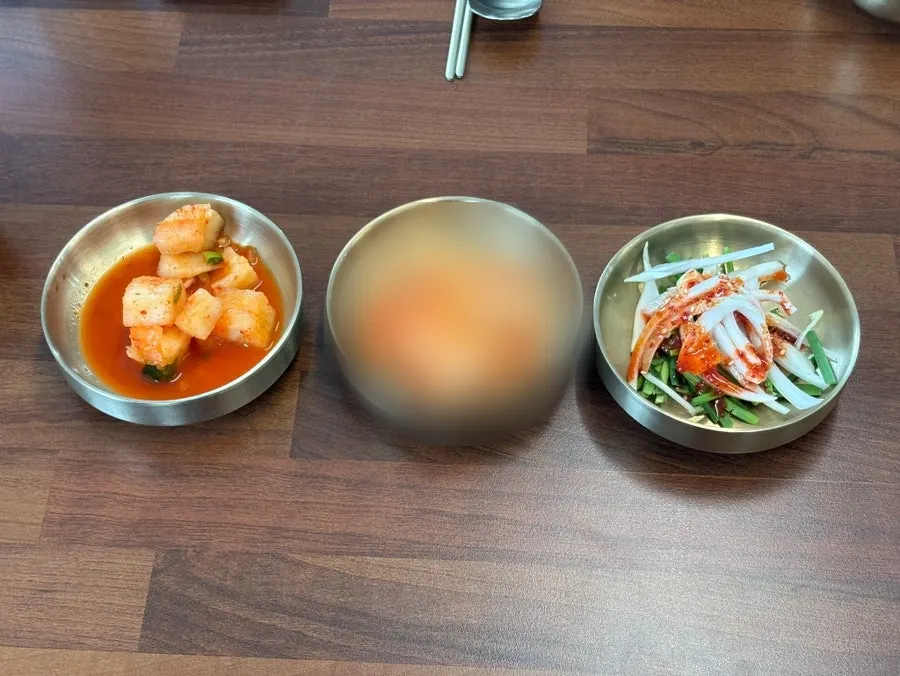 Basic side dishes: diced radish kimchi, kimchi, and onion-chive salad