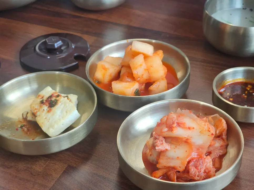 기본찬으로 나온 두부조림과 깍두기