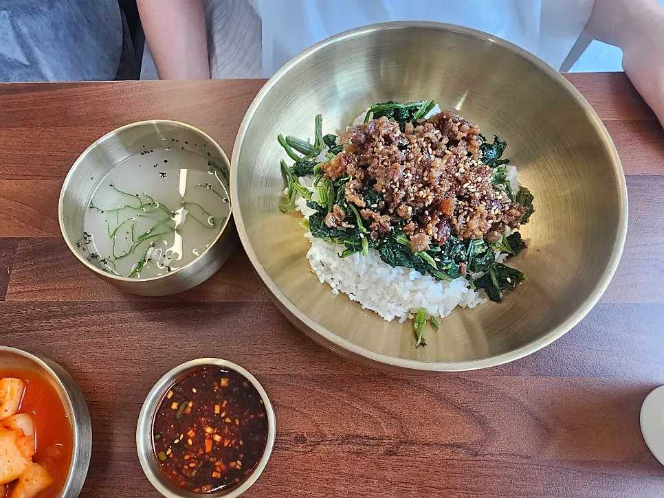 우삼겹곤드레비빔밥 한 그릇