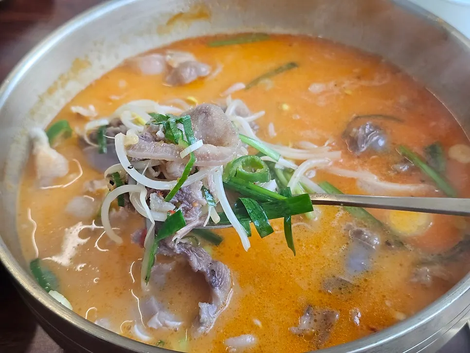 순대와 고기 반반으로 주문한 얼큰해장국밥