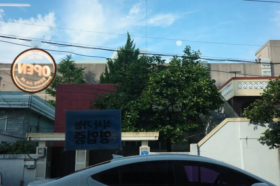 통창이 있는 매장 좌석 공간