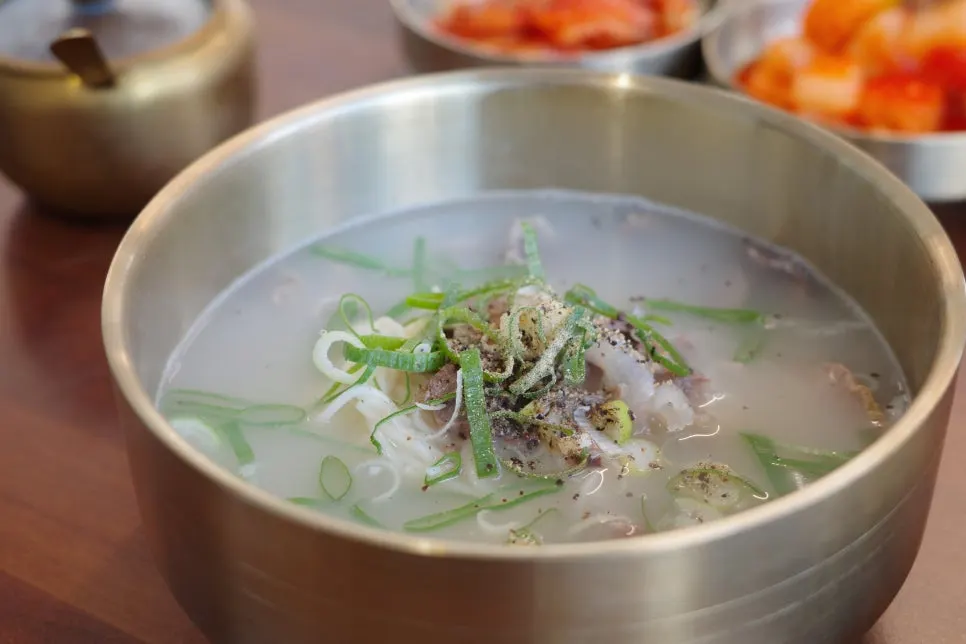 상에 차려진 국밥 두 그릇
