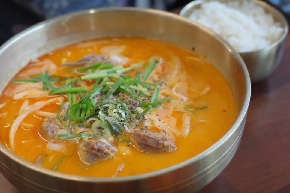 얼큰매운해장국밥 한 그릇