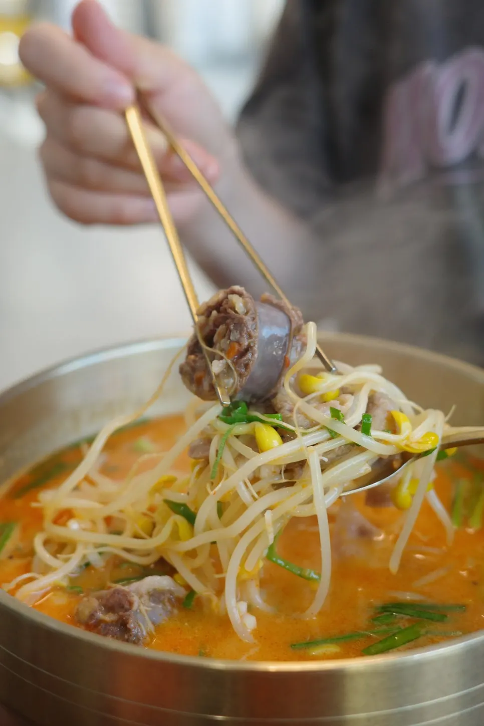 정갈하게 담긴 국밥 상차림
