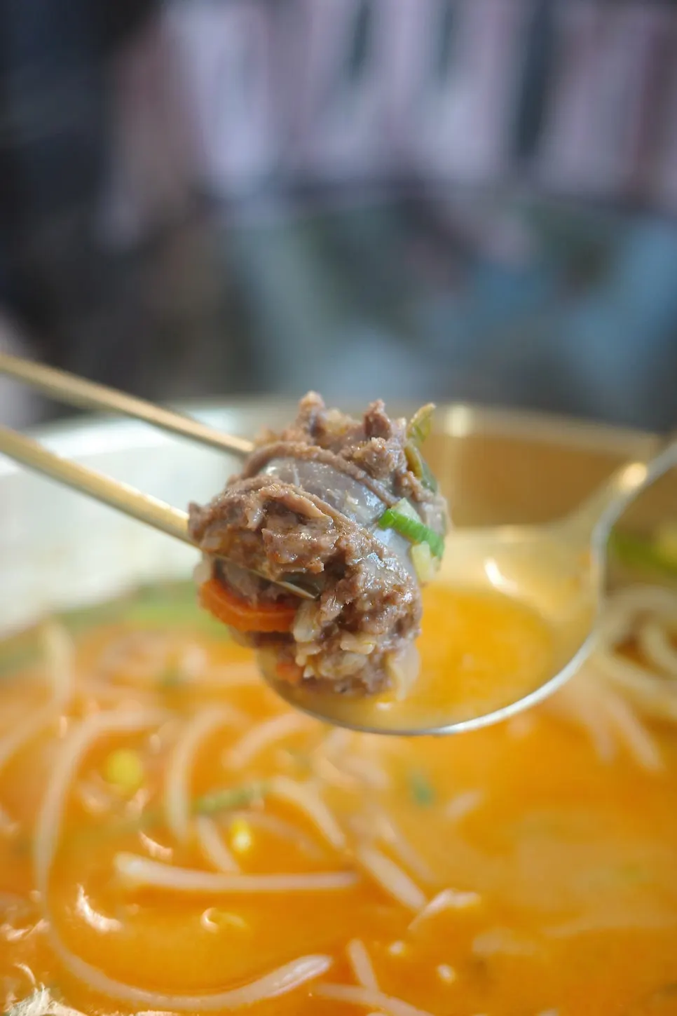 밥을 말아 넣은 국밥 그릇