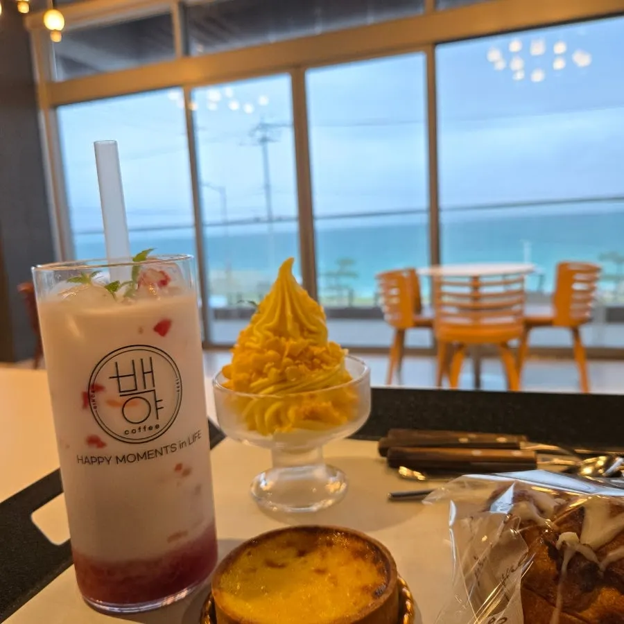Mother-and-daughter café menu on a tray