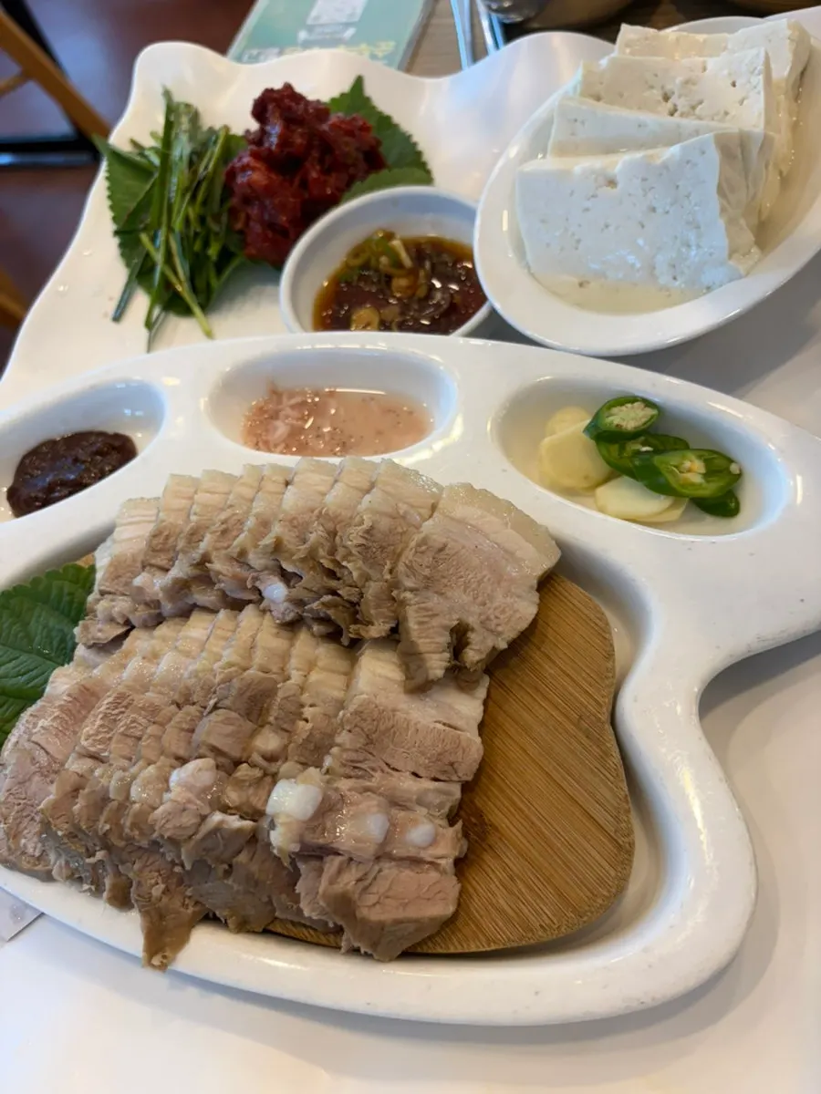 Tofu samhap with tofu, boiled pork, and kimchi
