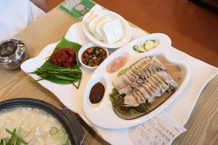 수육과 가자미식해, 직접 만든 두부 접시