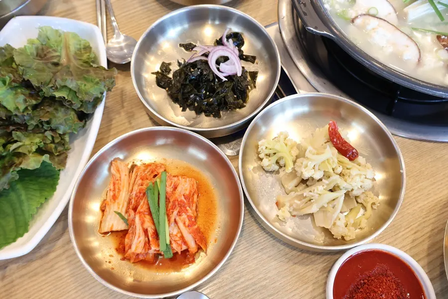 정갈하게 차려진 밑반찬들