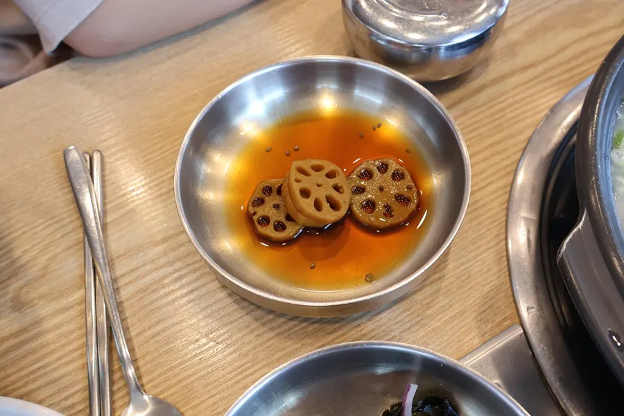 깔끔한 구성의 반찬 접시