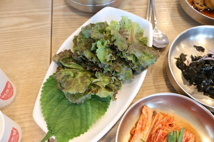 명품밥상 상차림의 반찬과 밥