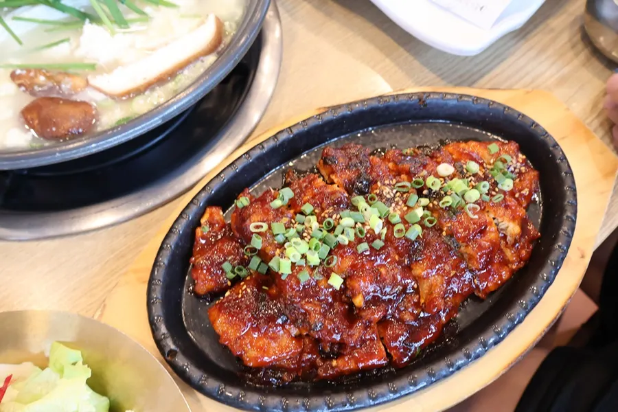 테이블에 놓인 밑반찬 전체