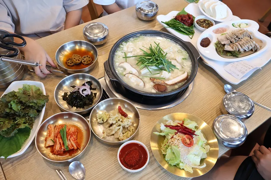 식사를 마친 테이블과 후식