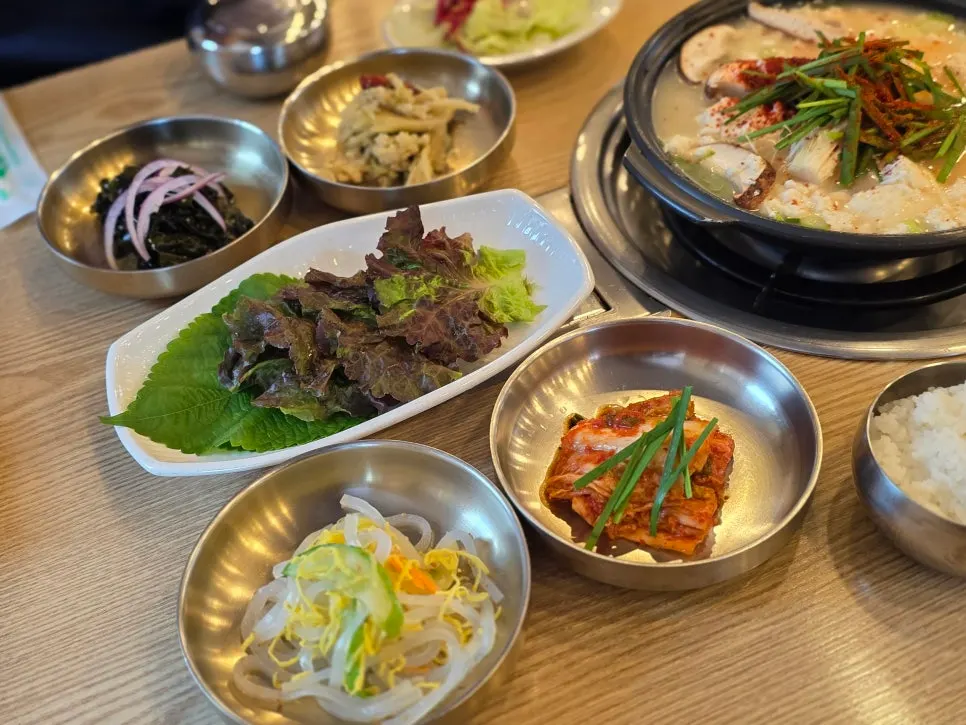 Side dishes including mung bean jelly salad and seaweed salad