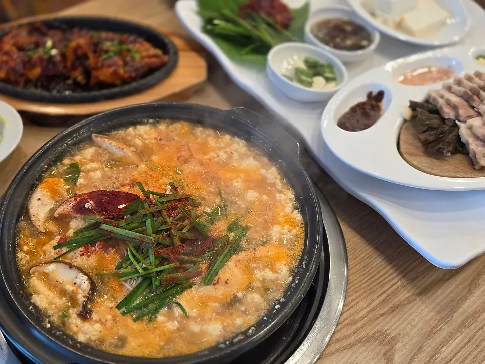 Neatly arranged full Chodang sundubu table