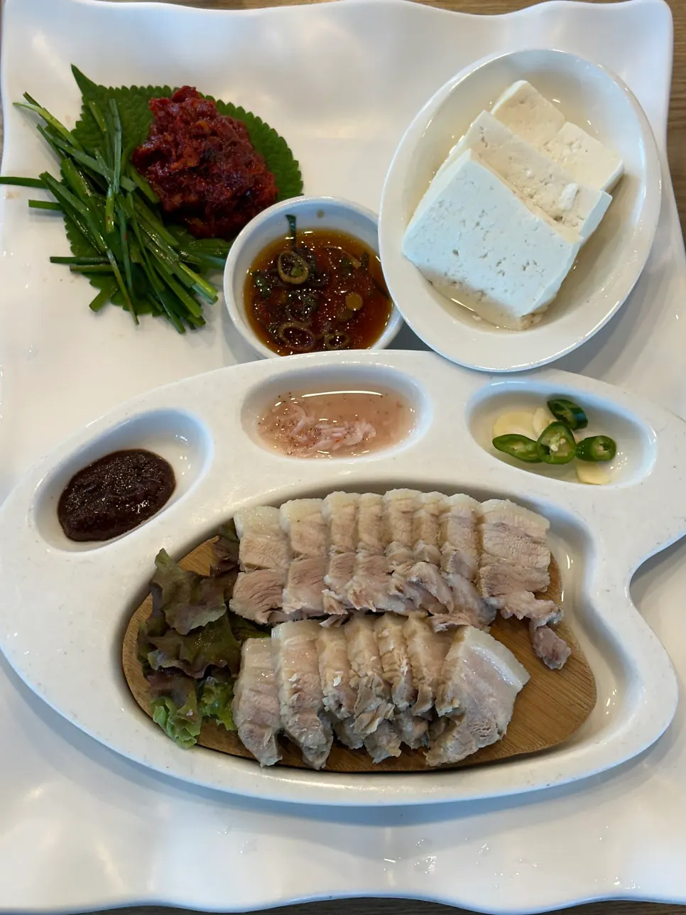 수육과 두부, 가자미식해로 구성된 두부삼합
