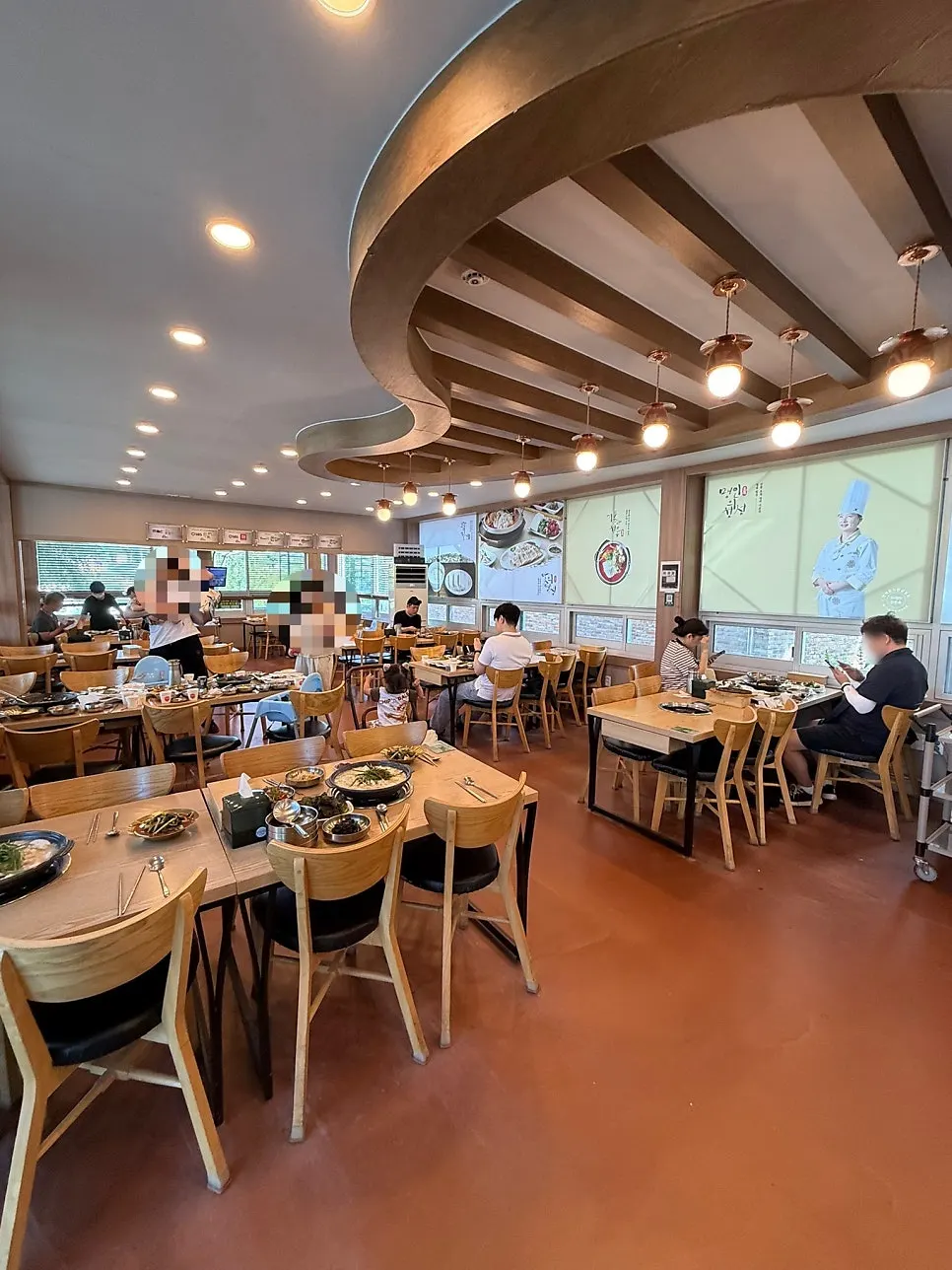 Spacious interior of Jeong Eunsuk Chodang Sundubu