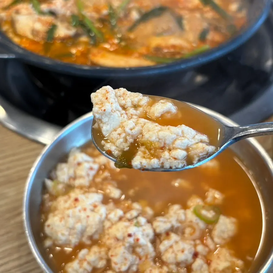 게와 채소가 들어간 순두부전골