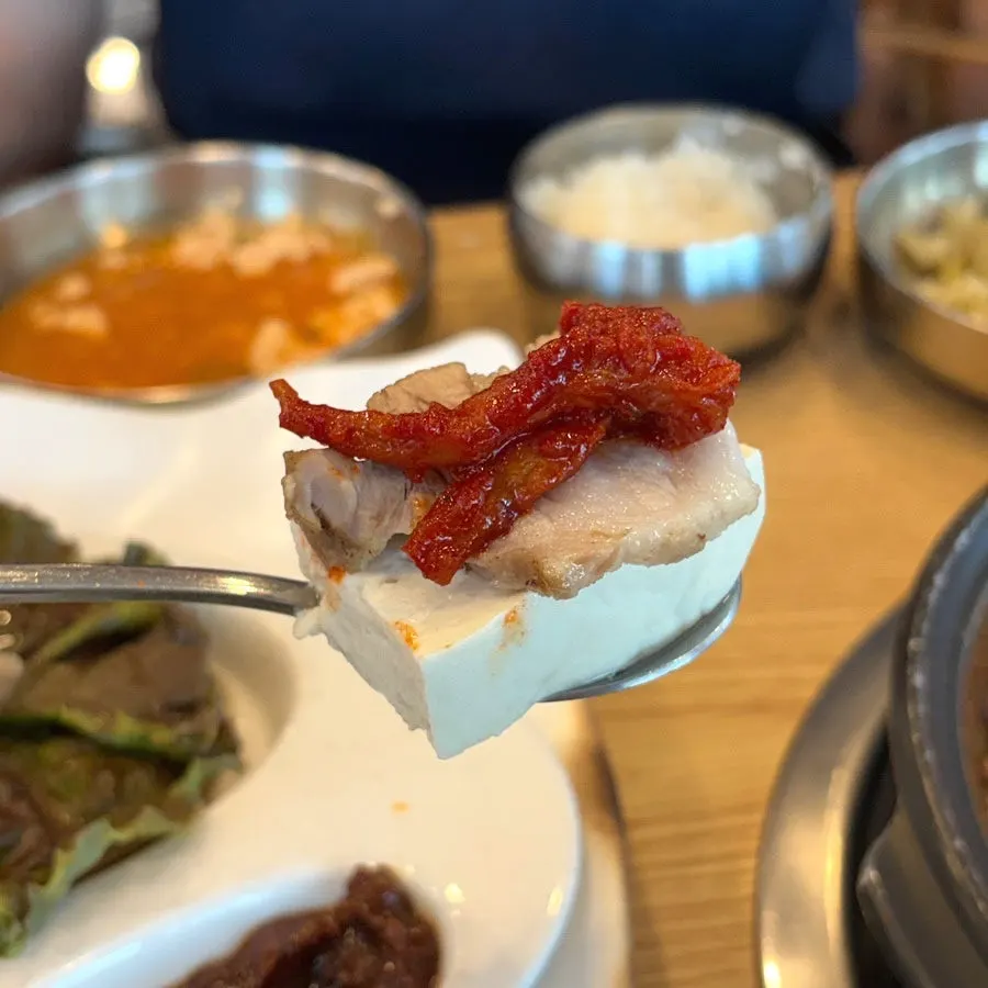 두부 수육 가자미식해 삼합