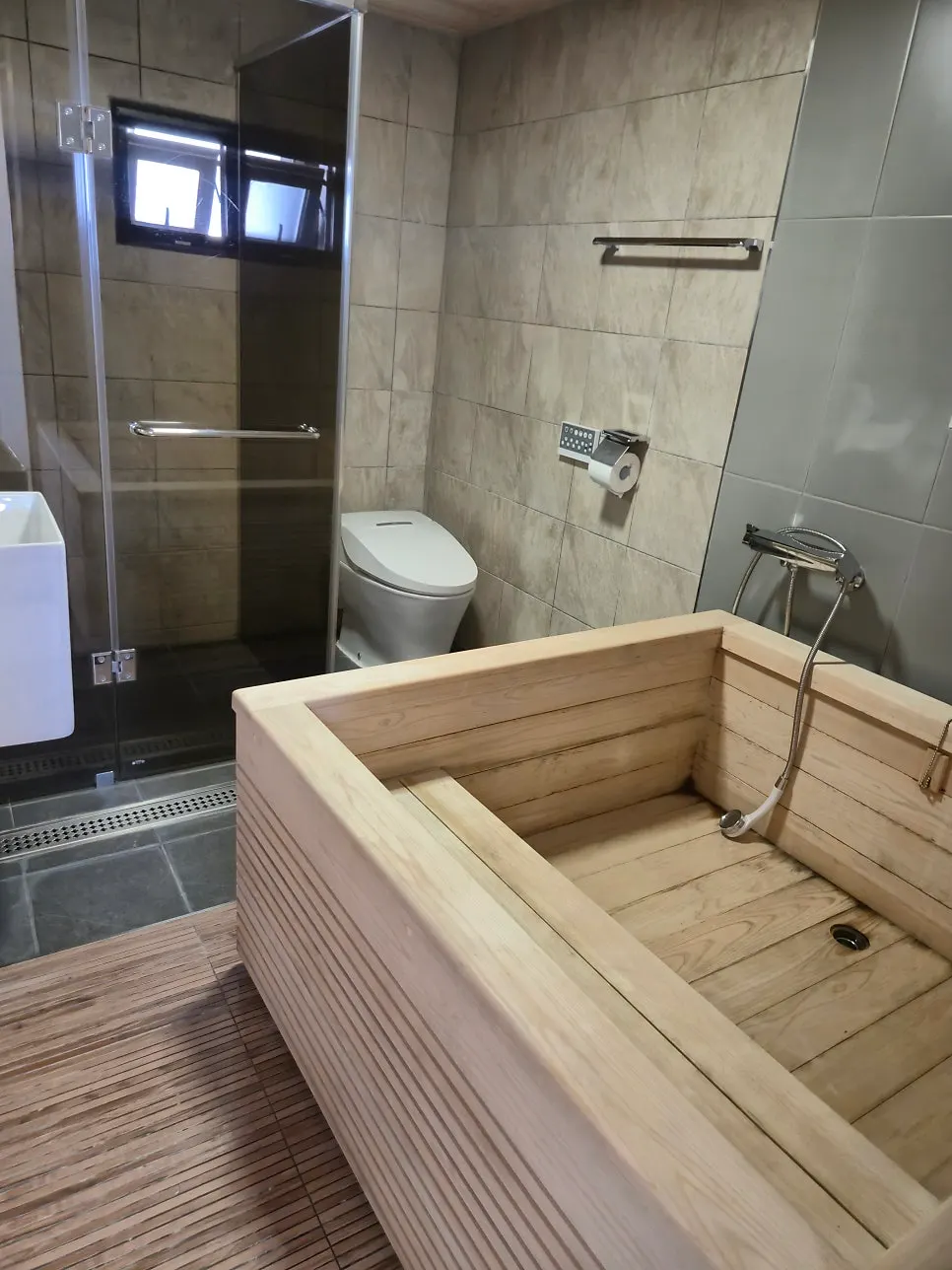 Bathroom with the hinoki spa filled with water