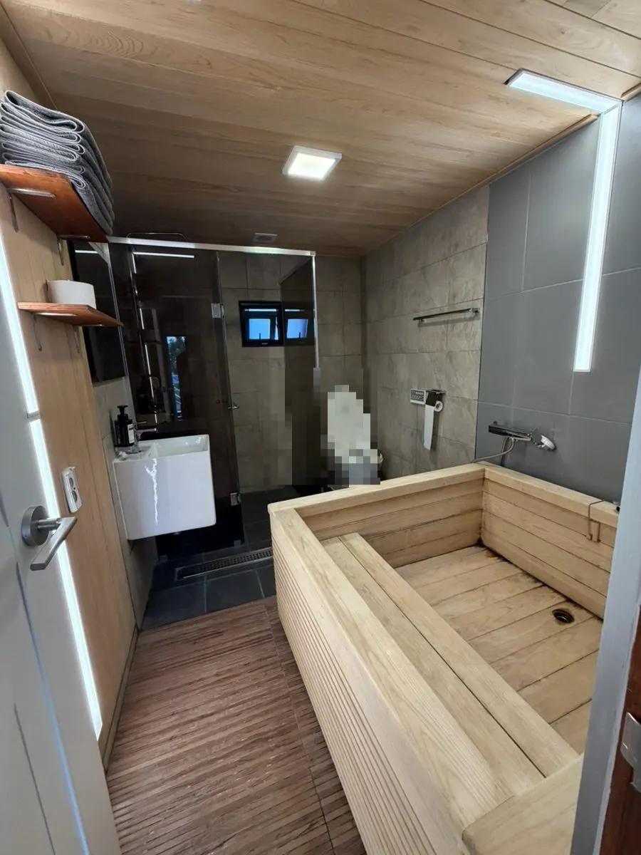 Space with a hinoki spa at the Gangneung private villa