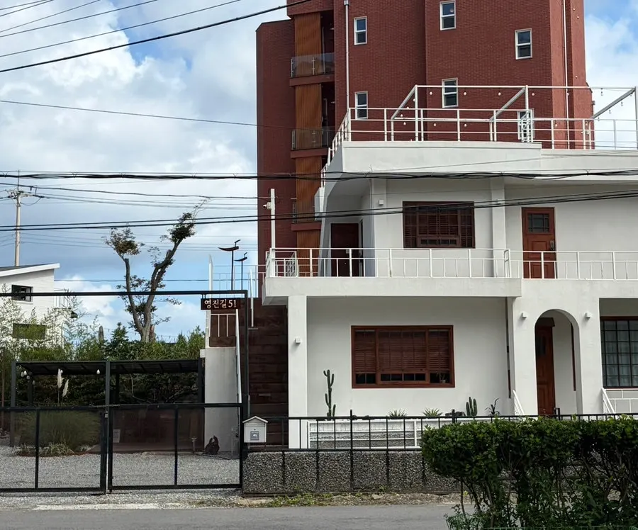 Overall view of Yeongjin-gil 51 with 1st and 2nd floors separated