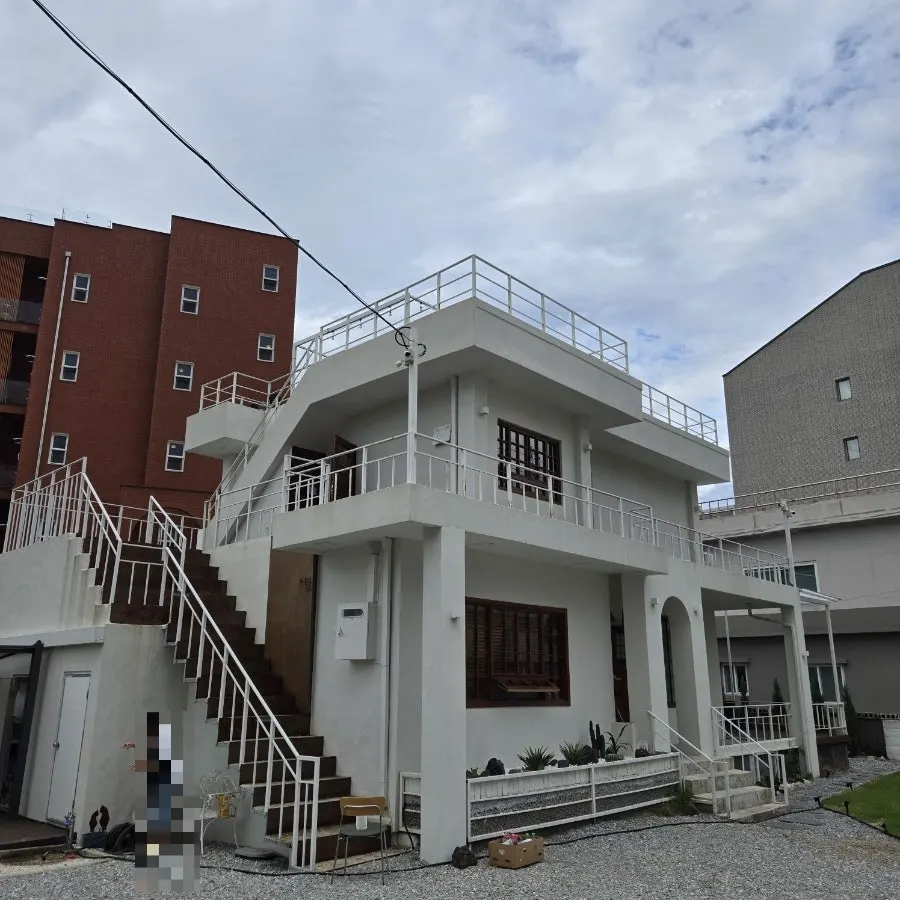 Exterior of the Yeongjin-gil 51 private pension and its spacious yard