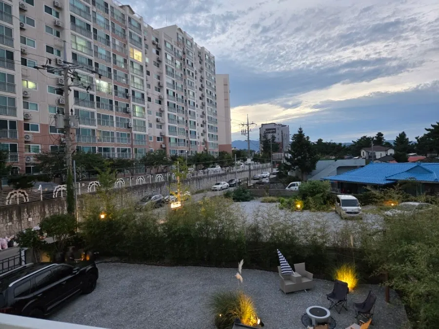 Sunset sky seen from the Yeongjin-gil 51 yard