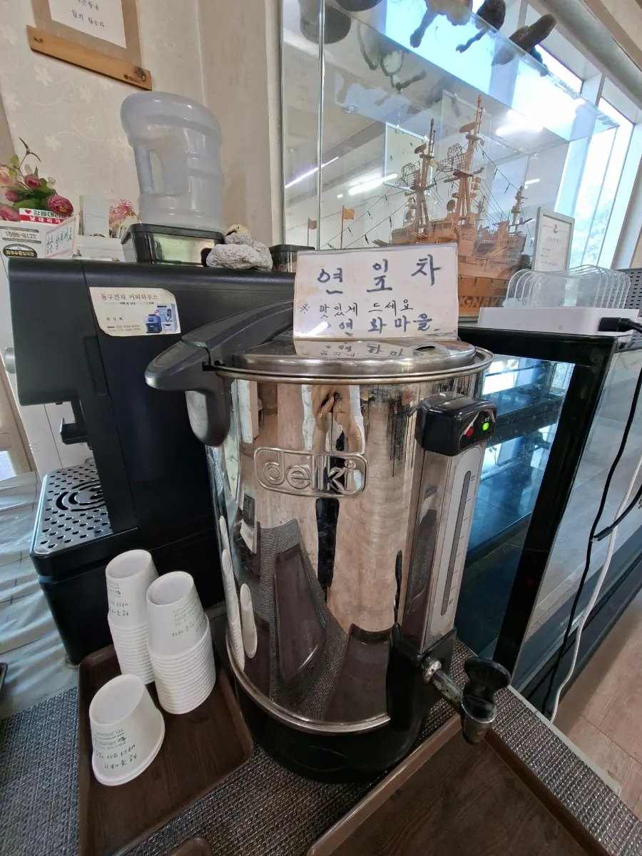 입구 셀프 연잎차와 커피 코너