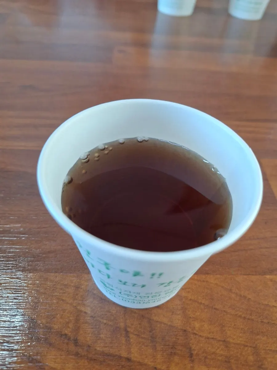 셀프로 따라 마신 연잎차