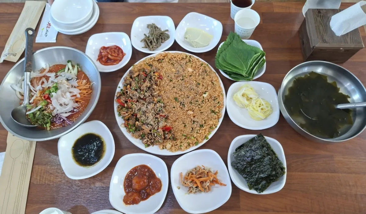 장식장에 진열된 다양한 술병 인테리어