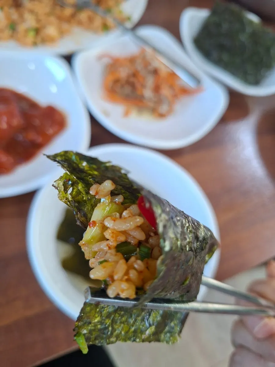꼬막이 가득한 비빔밥 한 입