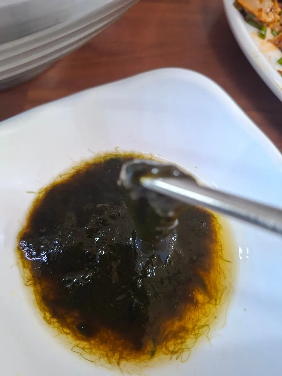 깻잎에 꼬막과 밥을 올린 모습